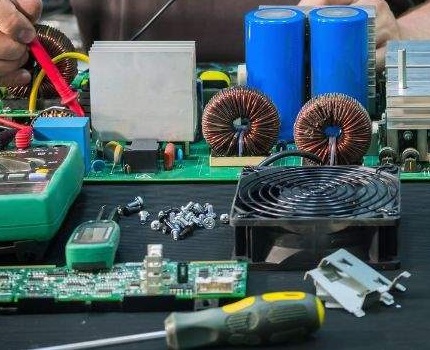 Mantencion-mantenimiento-preventivo-correctivo-sai-UPS-APC-Riello-Tripplite-Todoups-eaton-allsai-east-santiago-chile-cambio-baterias-smart-ups-1kva-2kva-3kva-6kva-5kva-10kva-falla-legrand